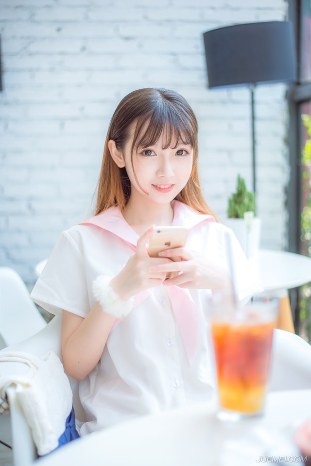 如果说生活是一种姿态，我宁愿选择冷漠;如果说对待一份感情，包括友情和亲情，我宁愿选择冷淡无情。可惜人总非草木，往往总在交叉处令你左右为难!人总喜欢在利益面前根根计较，总为利益去伤害彼此间的感情!这难道就是人生存的本能吗?人生就这么讽刺吗?你不找事，事找上你，会有水落石出的一天!也许这只是一场闹剧，因为我不相信它能凭空消失。人心怎么说呢?穷，会被瞧不起，会被亲情冷漠。富，身边的都是荣耀奉承。